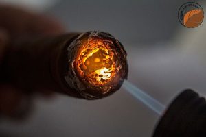 Đốt xì gà bằng bật lửa khò